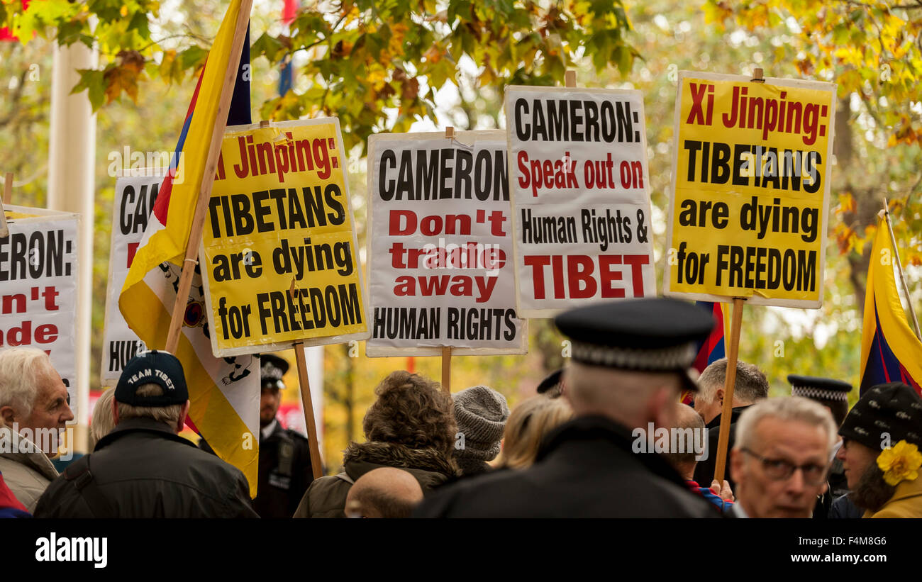 London, UK.  20. Oktober 2015.  Anti-China-Plakate in den Massen abzuwarten, der chinesische Präsident Xi Jinping, Reisen über The Mall auf dem Weg zum Buckingham Palace, während seines Staatsbesuchs in das Vereinigte Königreich.  Bildnachweis: Stephen Chung / Alamy Live News Stockfoto