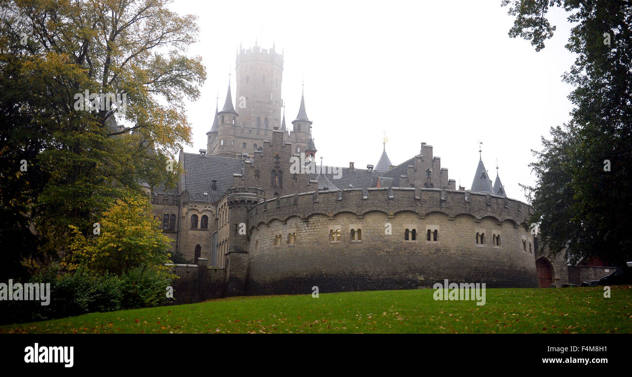 Außenansicht des Schloss Marienburg bei Pattensen, Deutschland, 15. Oktober 2015. Ernst August, Prinz von Hannover, Herzog von Braunschweig und Lüneburg, sprach über das Winterprogramm und präsentiert eine 2016 Vorschau. Foto: SUSANN PRAUTSCH/dpa Stockfoto