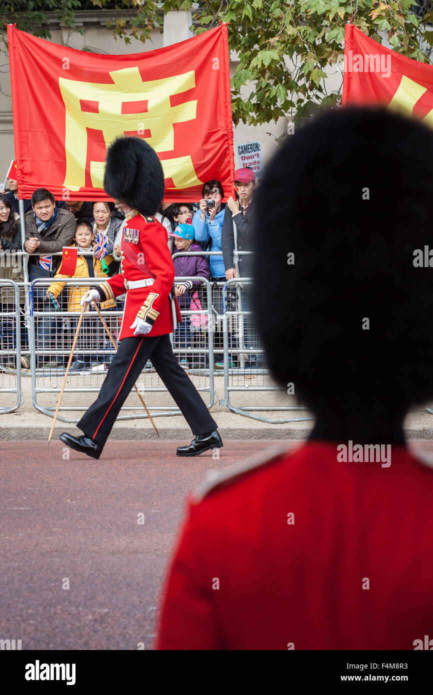 London, UK. 20. Oktober 2015. Chinesischen Fans warten Präsident Xi Jinping als Bestandteil der Königin königliche Prozession über The Mall zu Beginn seines Staatsbesuchs Credit begrüßen: Guy Corbishley/Alamy Live News Stockfoto