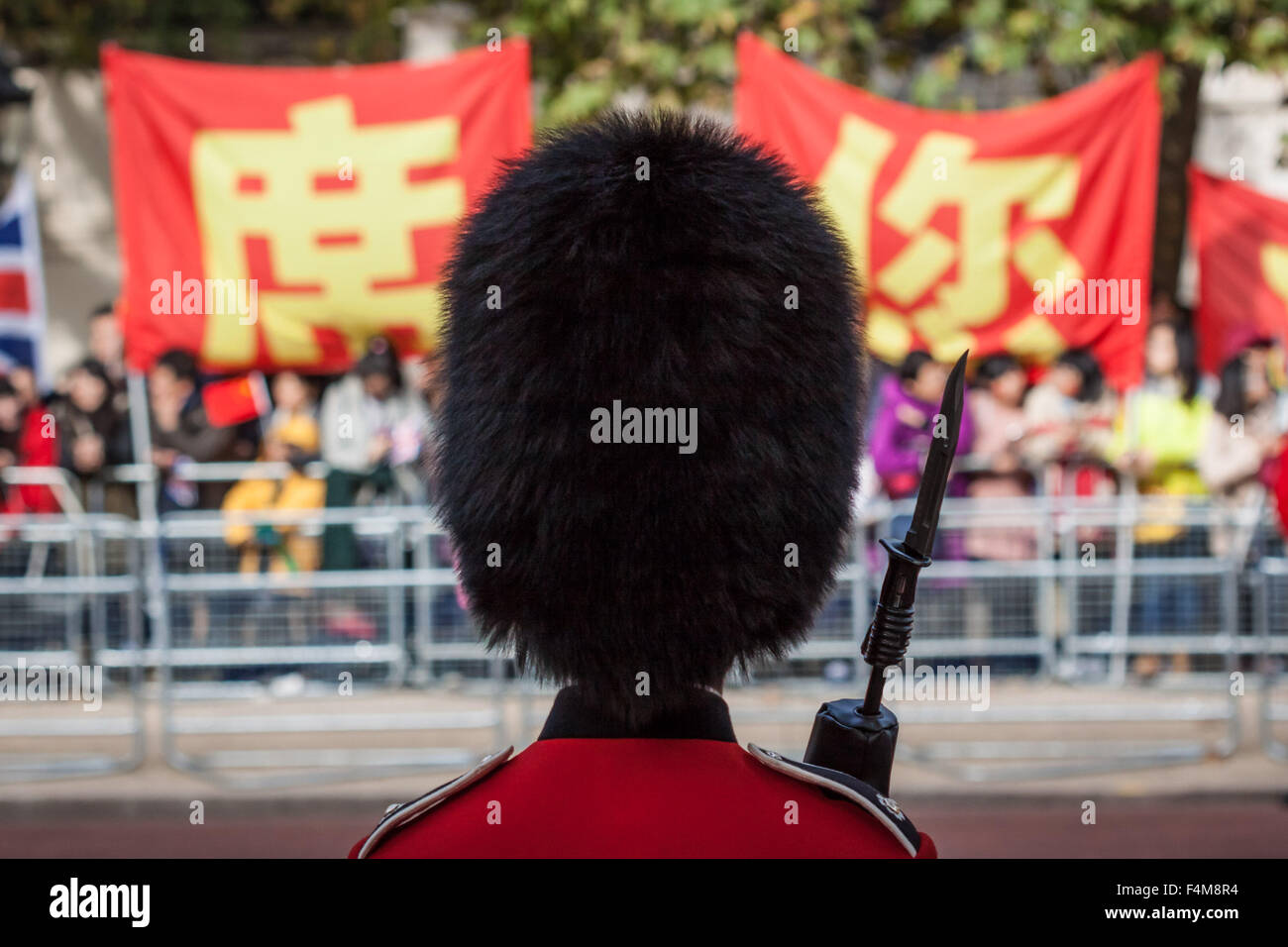 London, UK. 20. Oktober 2015. Chinesischen Fans warten Präsident Xi Jinping als Bestandteil der Königin königliche Prozession über The Mall zu Beginn seines Staatsbesuchs Credit begrüßen: Guy Corbishley/Alamy Live News Stockfoto