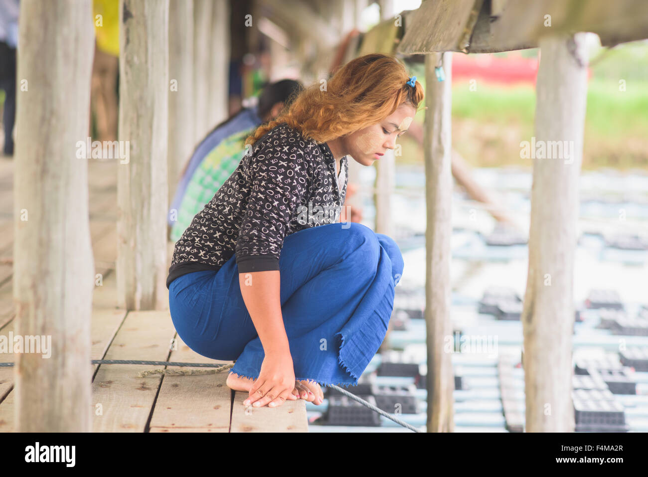 Frauen, die Überprüfung der Käfige in einem soft-Shell Crab Bauernhof in Myeik, eine Gemeinde in der Tanintharyi Region, südlichen Myanmar. Stockfoto