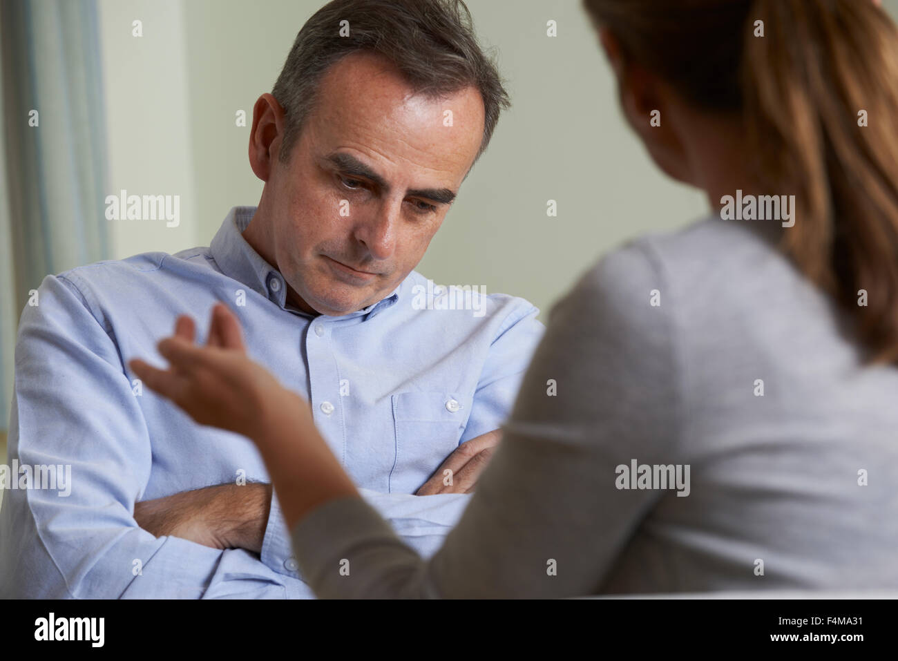 Deprimiert reifer Mann im Gespräch mit Berater Stockfoto