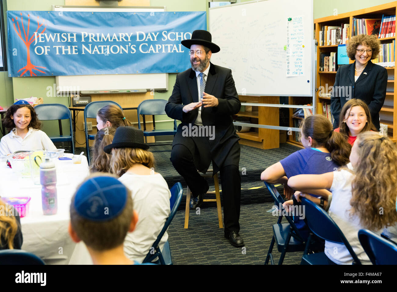 Israel? s Ashkenazi HauptRabbiner David Lau, besucht die jüdische Grundschule Tag der Nation? s Kapital in Washington, DC Freitag, 16 Oktober. Treffen mit dem vierten, fünften und sechsten Klassen der jüdischen Gemeinde Tag Schule, Lau sprach über die Verbundenheit aller jüdischen Menschen, Adressierung der Studenten als seine junge? Geschwister.? Studenten hatten die Möglichkeit, mit der Rabbiner zu teilen, was sie gelernt haben, von der Güte der biblischen Rebecca am Brunnen, bis hin zu der späteren Geschichte der Königreiche von Judäa und Israel, und noch später Vertreibung der Juden aus Spanien. Bei re Stockfoto