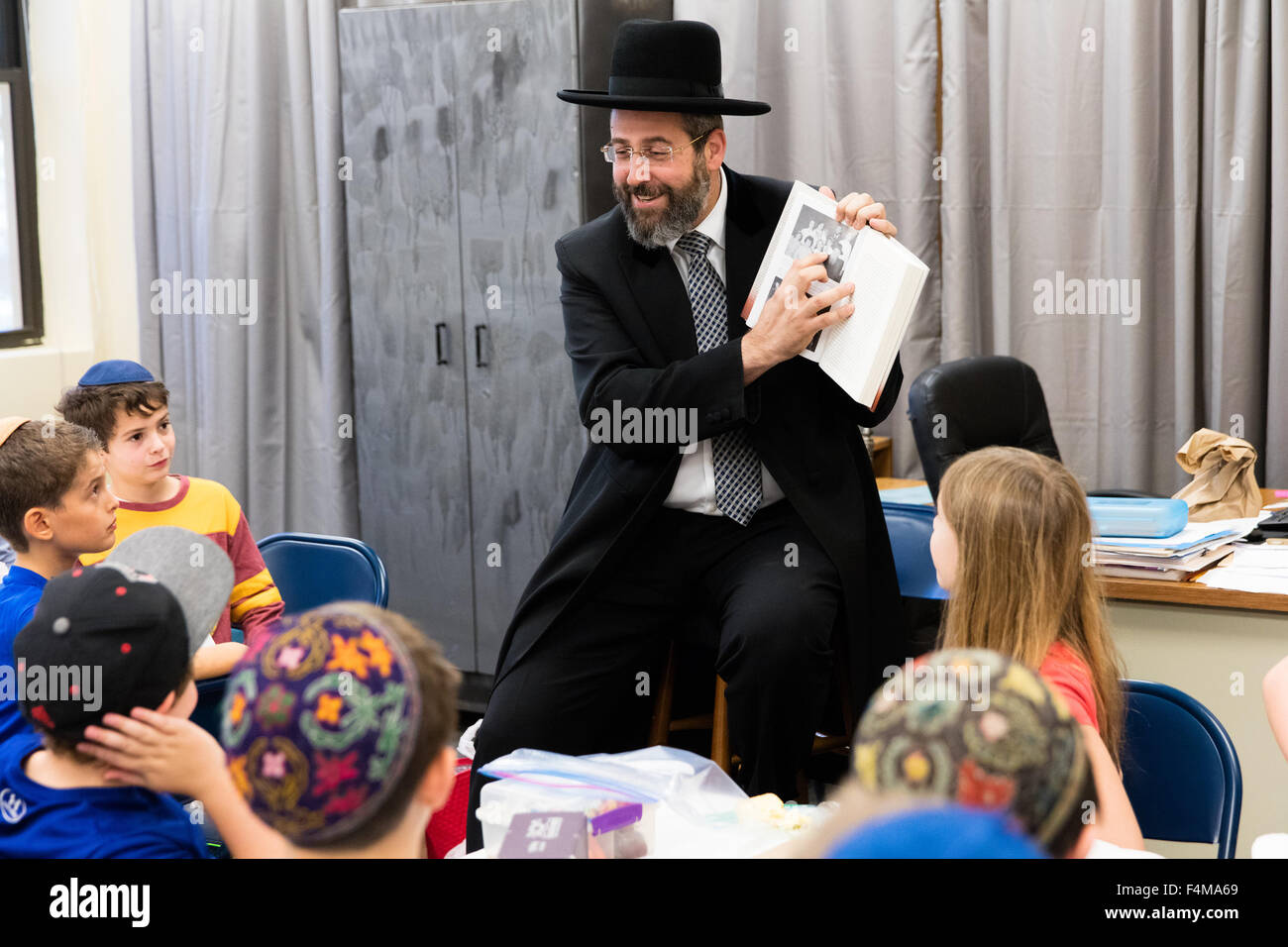 Israel? s Ashkenazi HauptRabbiner David Lau, besucht die jüdische Grundschule Tag der Nation? s Kapital in Washington, DC Freitag, 16 Oktober. Treffen mit dem vierten, fünften und sechsten Klassen der jüdischen Gemeinde Tag Schule, Lau sprach über die Verbundenheit aller jüdischen Menschen, Adressierung der Studenten als seine junge? Geschwister.? Studenten hatten die Möglichkeit, mit der Rabbiner zu teilen, was sie gelernt haben, von der Güte der biblischen Rebecca am Brunnen, bis hin zu der späteren Geschichte der Königreiche von Judäa und Israel, und noch später Vertreibung der Juden aus Spanien. Bei re Stockfoto