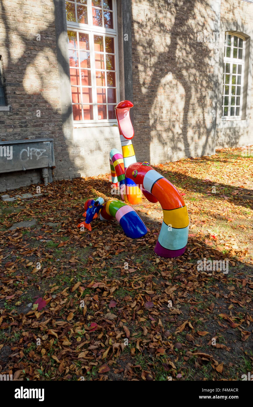 Bunte Straße Kunst (Schwimmen Schlange) von Niloc Pagen in Maastricht, Limburg, Niederlande. Stockfoto