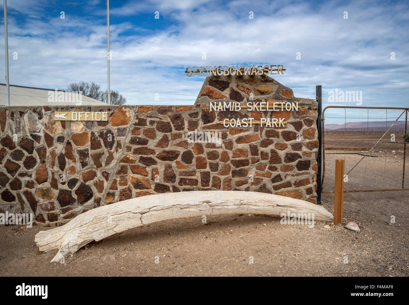 Steinmauer des Amtes der Skeleton Coast Park, Namibia, Afrika Stockfoto