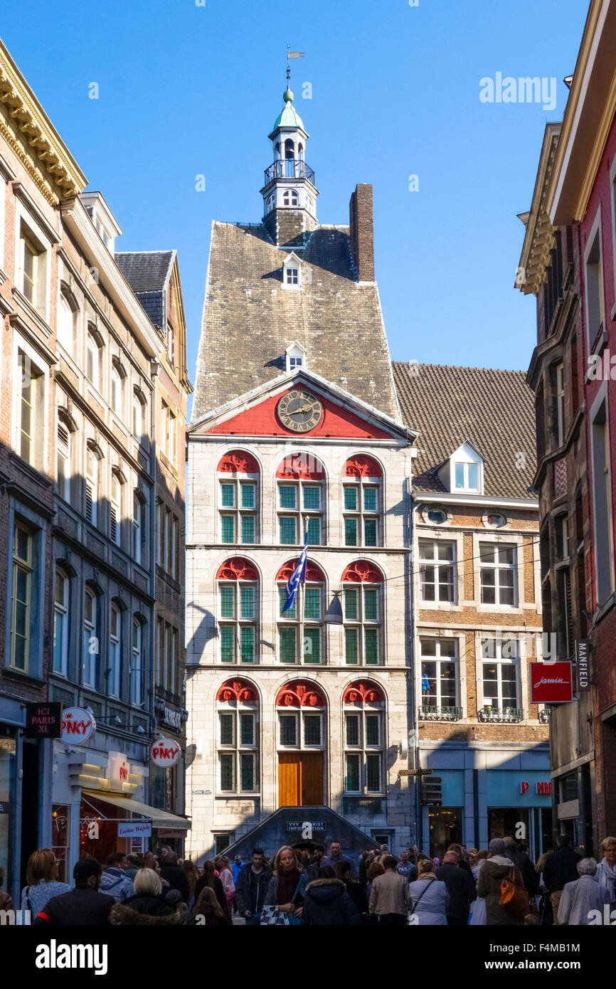 Das Dinghuis, Tourismusbüro, ein mittelalterliches Gebäude mit Blick auf Grote Staat, Maastricht, Limburg, Niederlande. Stockfoto