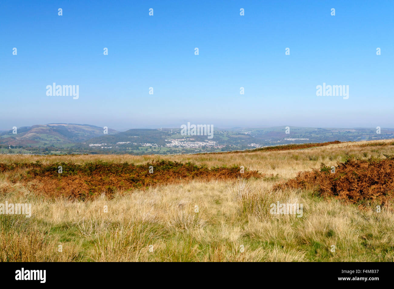 Blick Richtung Norden nach Ystrad Mynach und Rhymney Tal vom Hügel oberhalb Llanbradach, South Wales Valleys, UK. Stockfoto