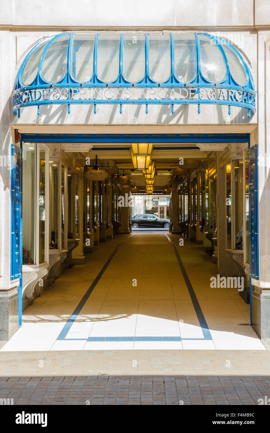 Blick durch Prinzen Arcade, Jermyn Street, London, England, Vereinigtes Königreich, Großbritannien Stockfoto