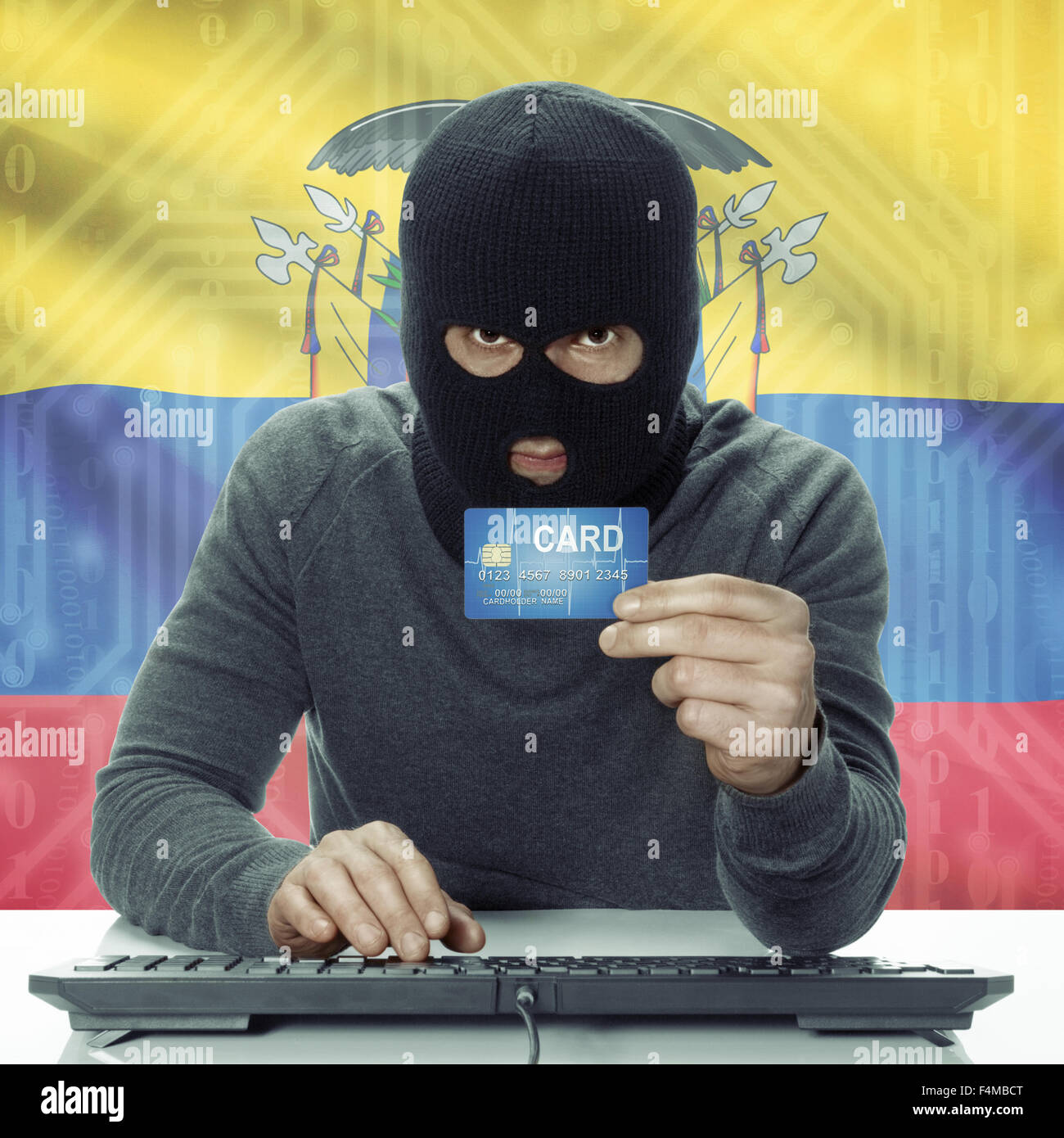 Dunkel-enthäutete Hacker mit Kreditkarte in der Hand und Flagge auf Hintergrund - Ecuador Stockfoto