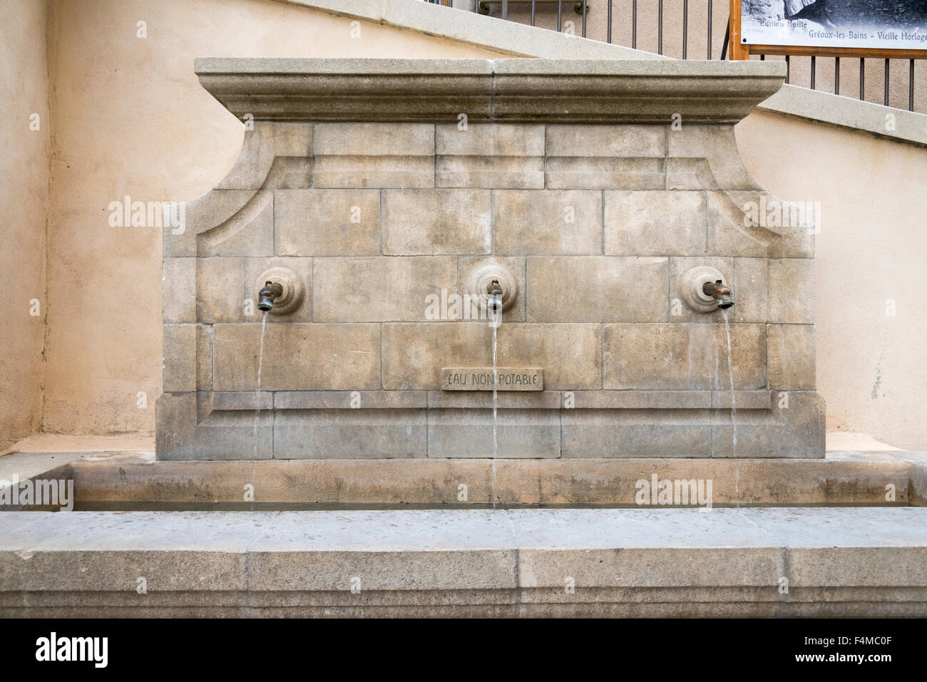 Eine steinerne Brunnen in Greoux Les Bains Provence Frankreich Stockfoto