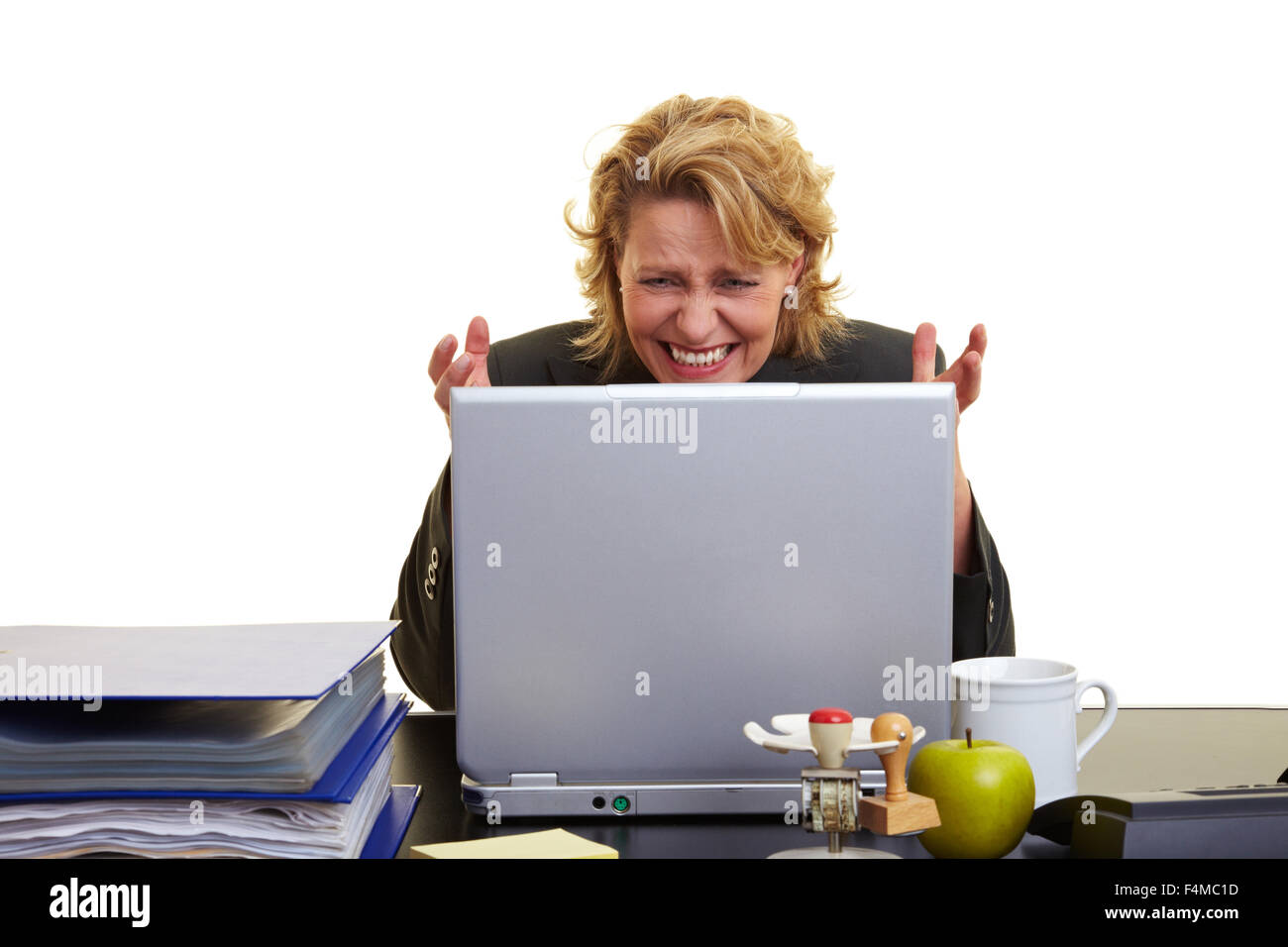 Geschäftsfrau sucht frustriert an ihrem laptop Stockfoto