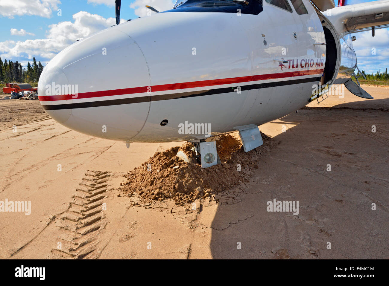 Bugrad der Dash 7 Turboprop eingebettet in Sand Landebahn, arktischen Haven Lodge am Ennadai Lake, Nunavut, Kanada Stockfoto