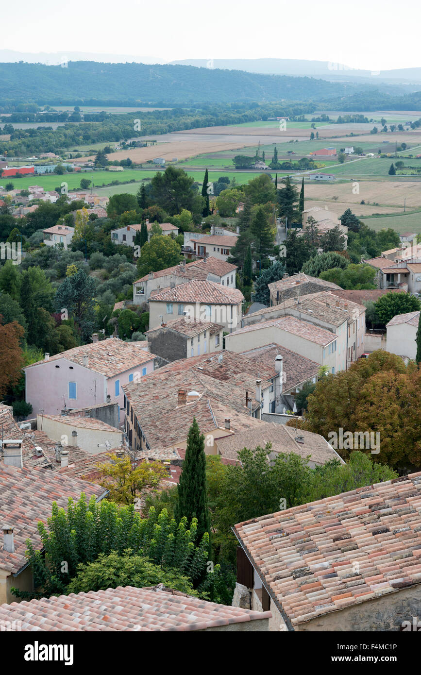 Einen Blick über die Dächer von Terrakotta der Hügel Stadt Greoux Les Bains Provence Frankreich Stockfoto