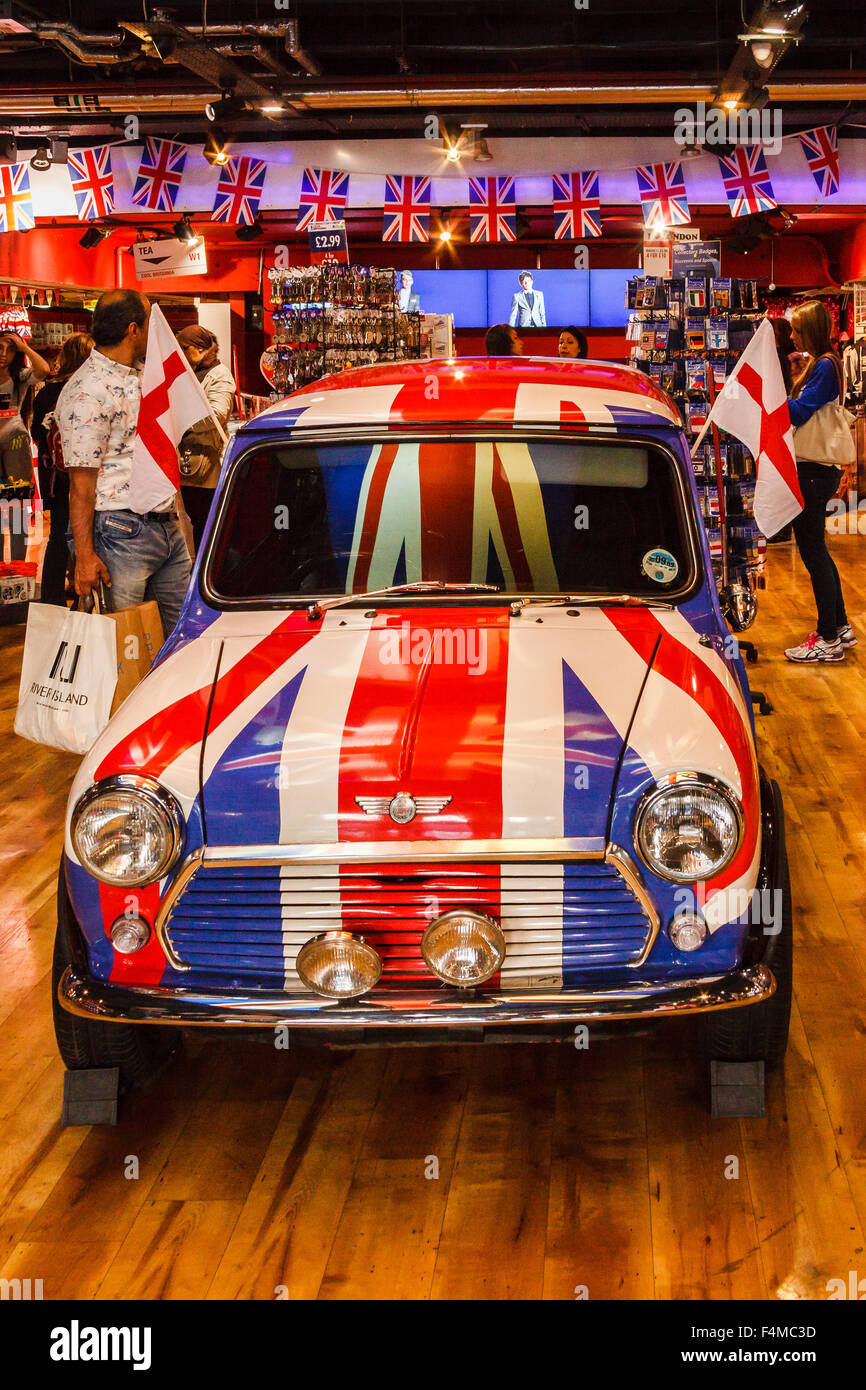 Zeigen Sie im Souvenirshop des ein Austin Mini mit einem Union Jack-Lackierung. Stockfoto