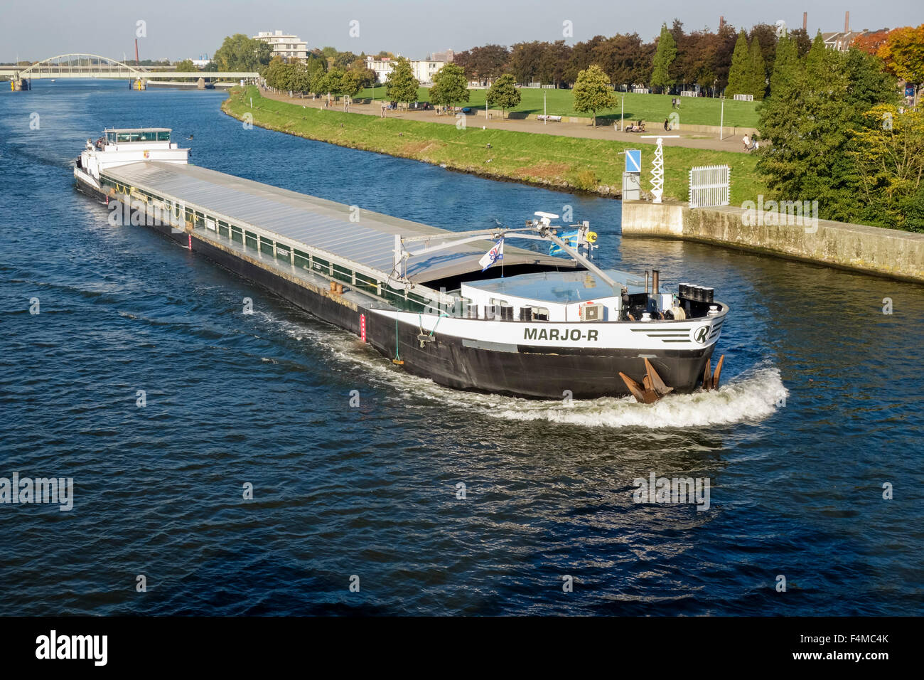 Kahn in Maas, Maas Fluss überqueren Maastricht, Limburg, Niederlande. Stockfoto