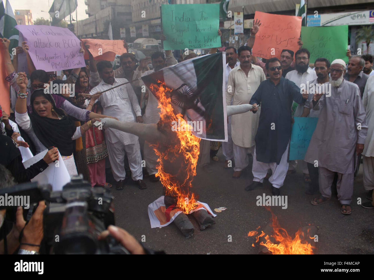 Aktivisten der moslemischen Liga-Q brennenden Bildnis des indischen PM Modi Partei wie sie gegen Hindu extremistische protestieren Shiv Sena während einer Demonstration im Karachi Presseclub am Dienstag, 20. Oktober 2015 statt. Stockfoto