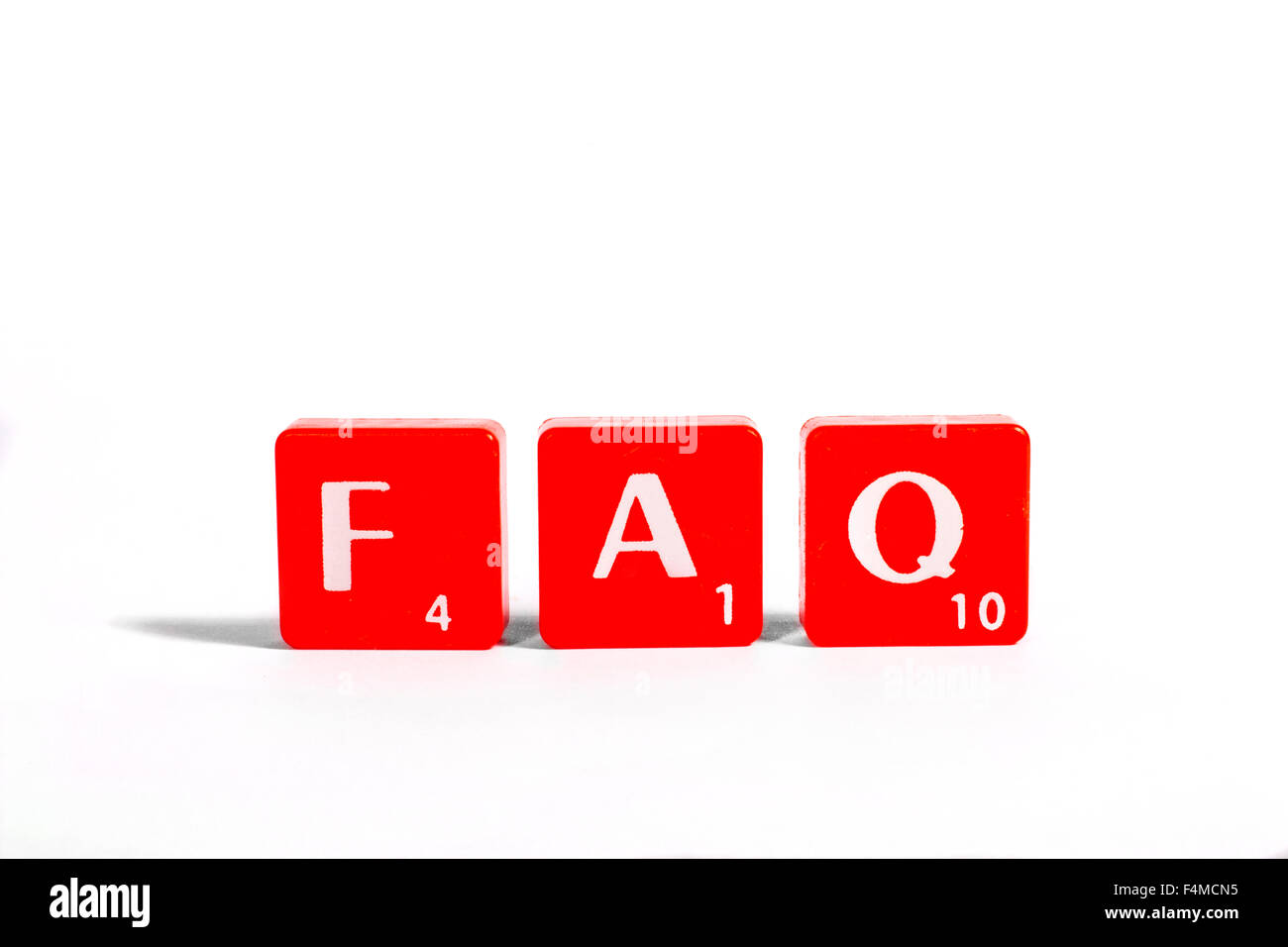 Abkürzung für Frequently Asked Questions, FAQ dargelegt mit roten Ziegeln Buchstaben auf einem weißen Hintergrund. Stockfoto