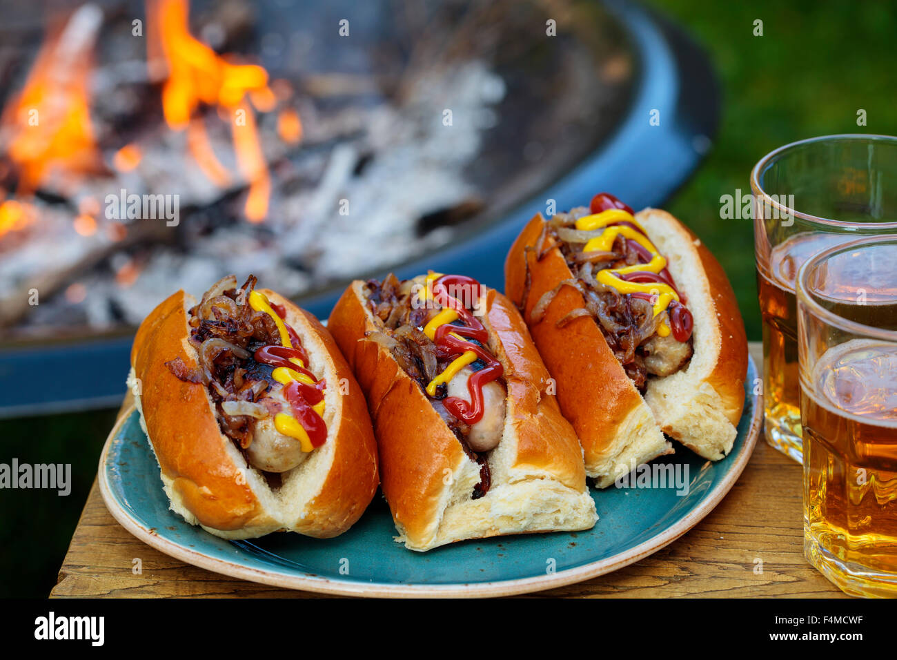 Hot Dogs mit Röstzwiebeln Stockfoto