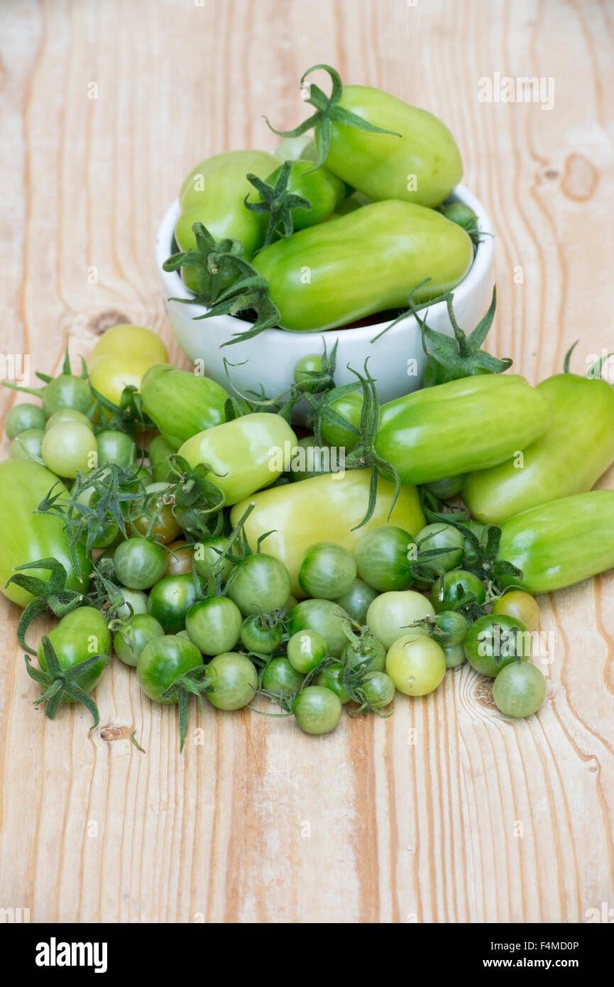 Eine Vielzahl von grünen Tomaten auf Holz Stockfoto