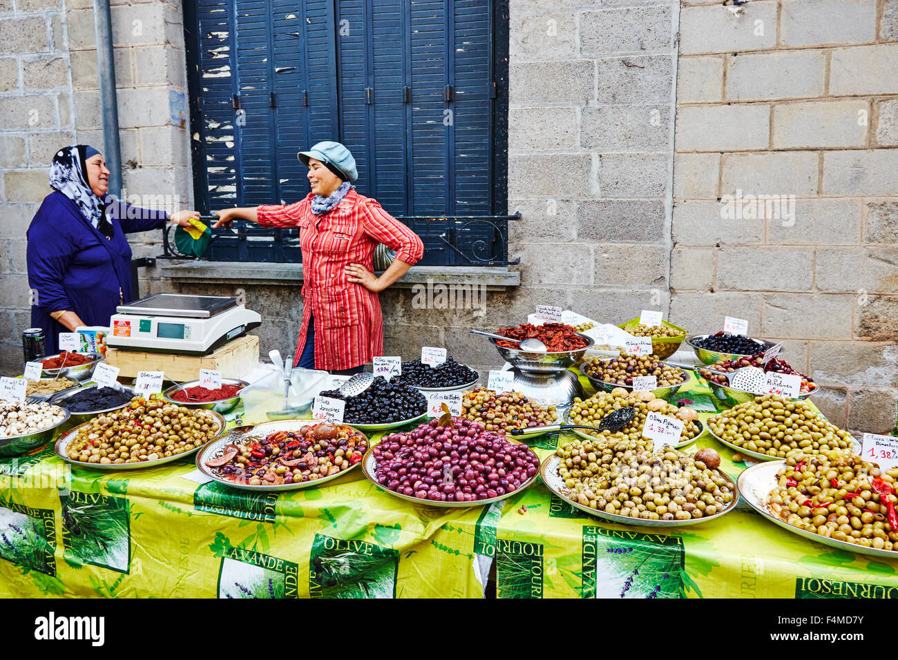 Straßenmarkt Stall zu verkaufen Oliven in Objat, Correze, Limousin, Frankreich. Stockfoto