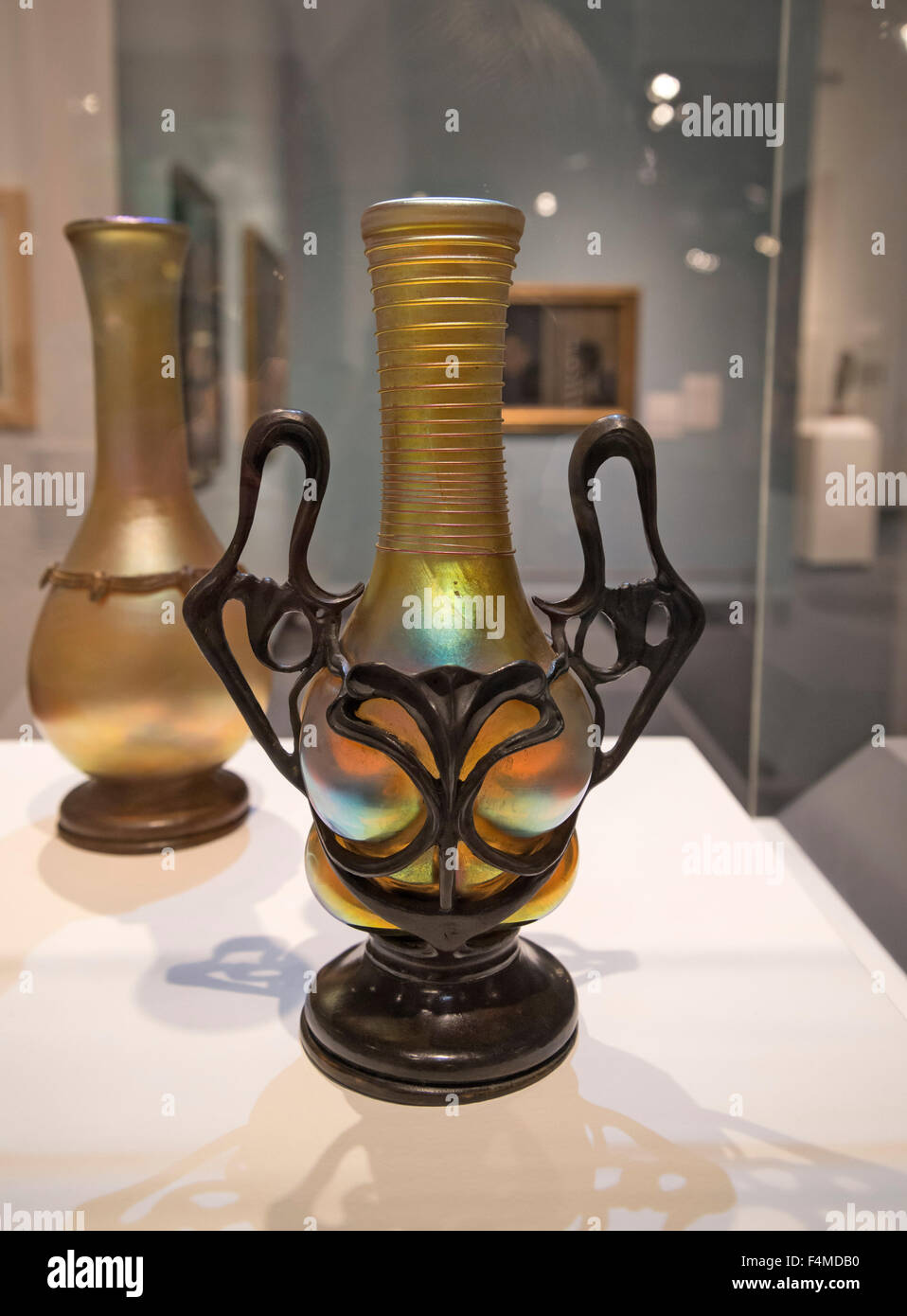 Zwei Griffen Vase von Louis Comfort Tiffany, Anfang des 20. Jahrhunderts. Stockfoto