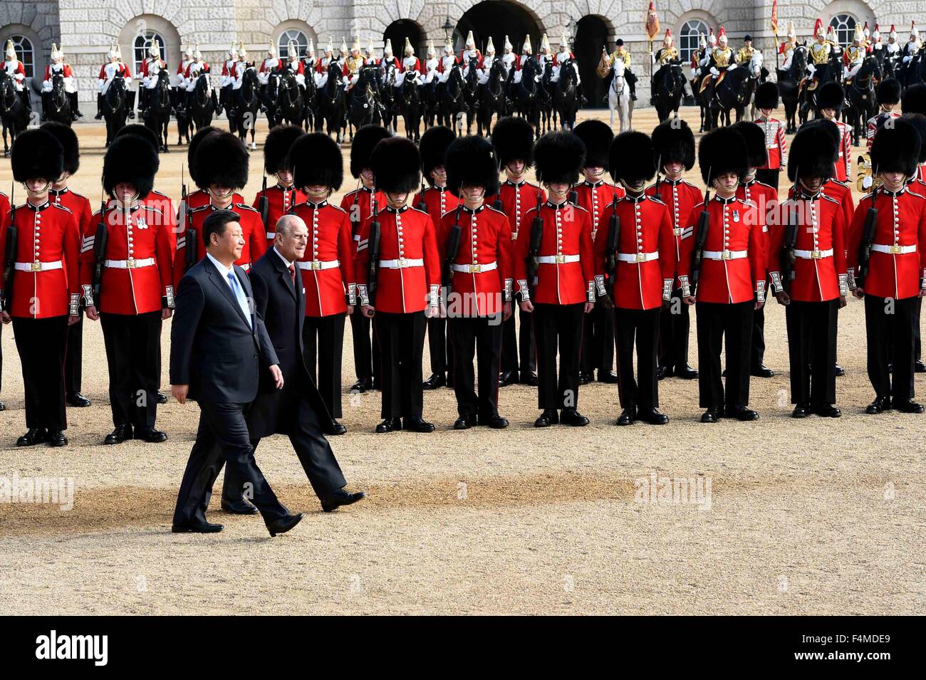 London, Großbritannien. 20. Oktober 2015. Chinesischen Staatspräsidenten Xi Jinping, begleitet von Prinz Philip, inspiziert die Ehrenwache während eine traditionelle zeremonielle Begrüßung durch die britische Königin Elizabeth II. bei der Horse Guards Parade in London, Großbritannien, 20. Oktober 2015 statt. Bildnachweis: Rao Aimin/Xinhua/Alamy Live-Nachrichten Stockfoto