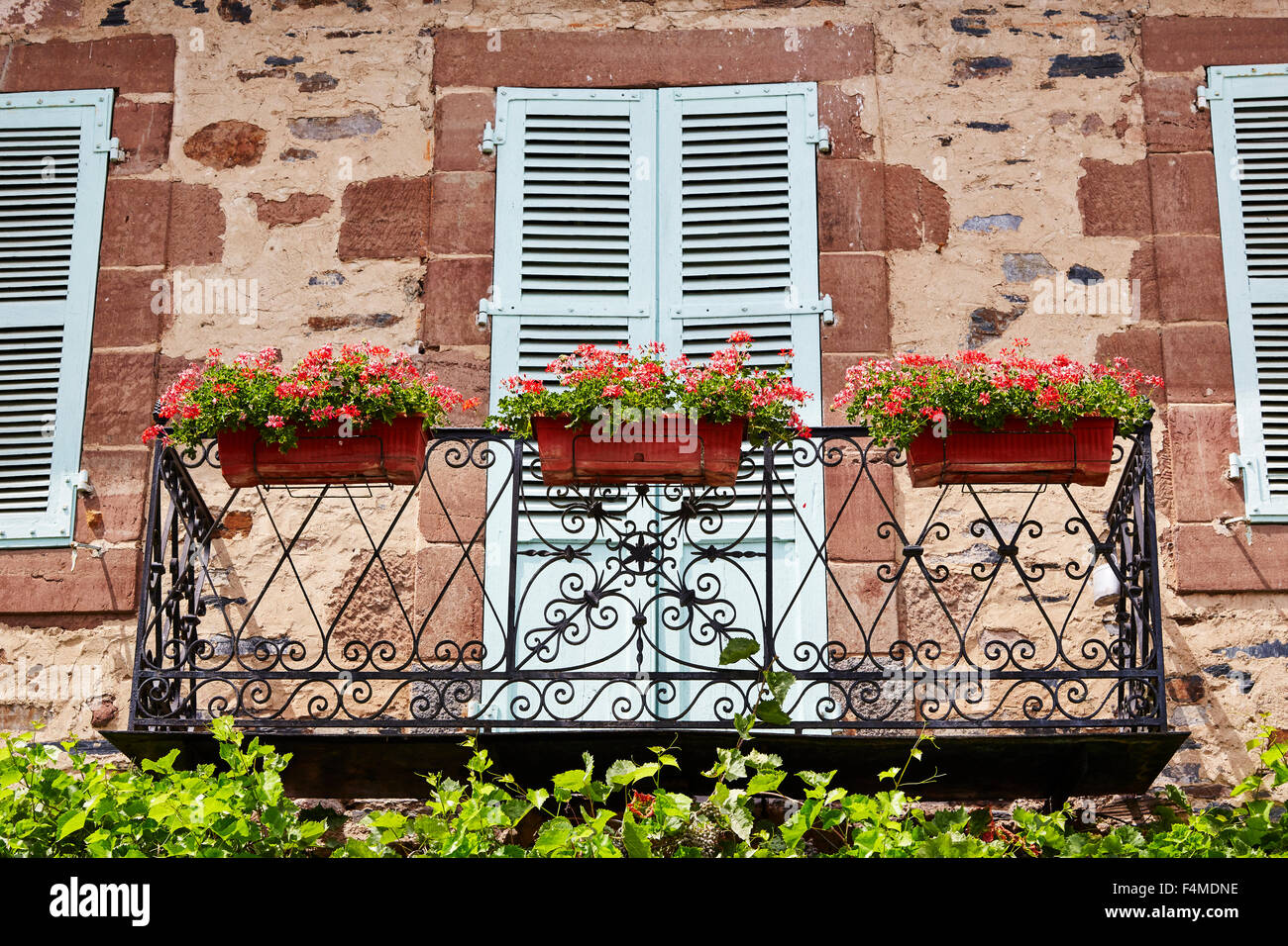 Dekorative französische Balkon in Le Saillant, Correze, Limousin, Frankreich. Stockfoto