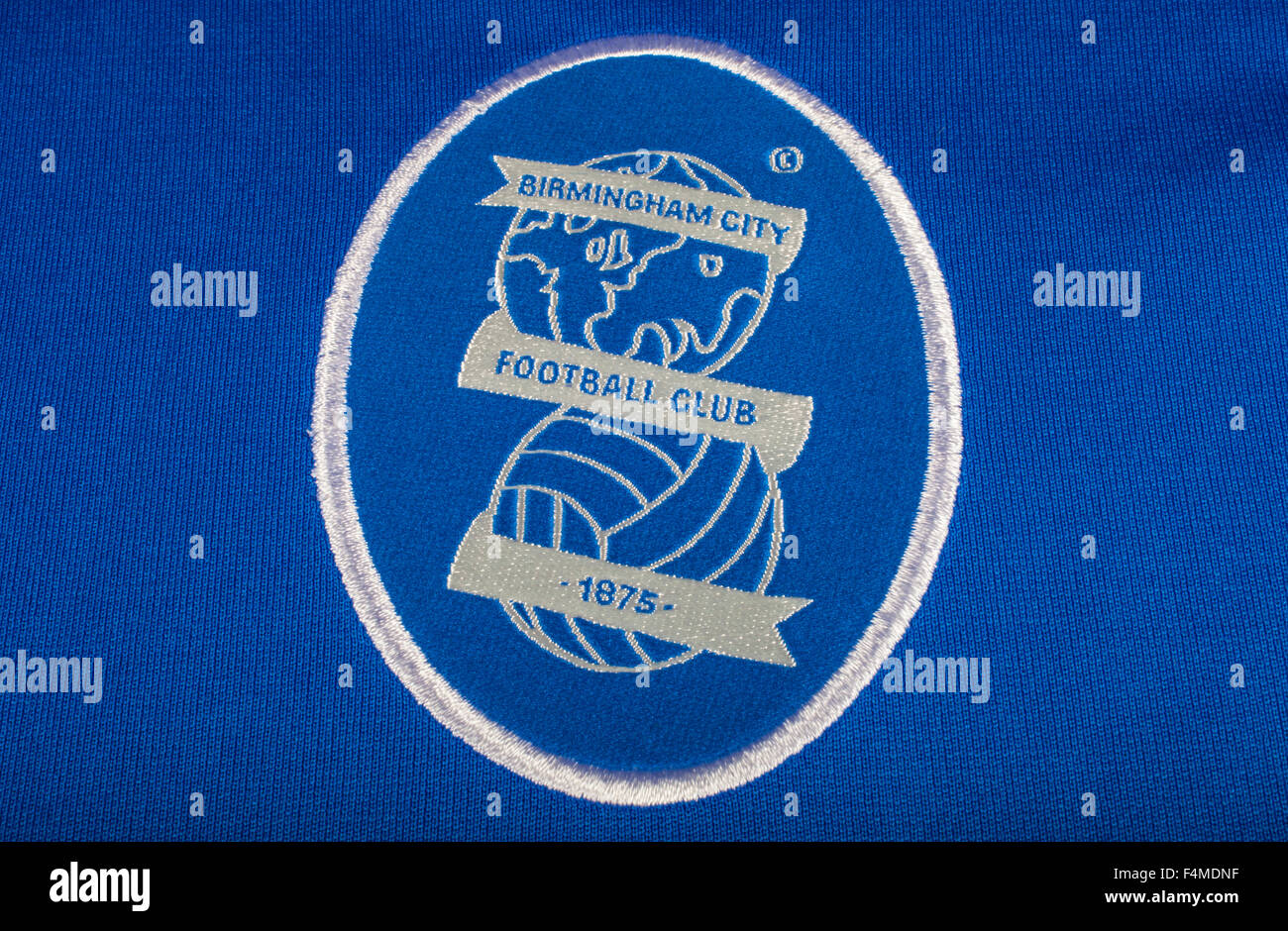 LONDON, UK - 19. Oktober 2015: Der Club-Wappen auf dem Birmingham City FC Hemd am 19. Oktober 2015. Stockfoto