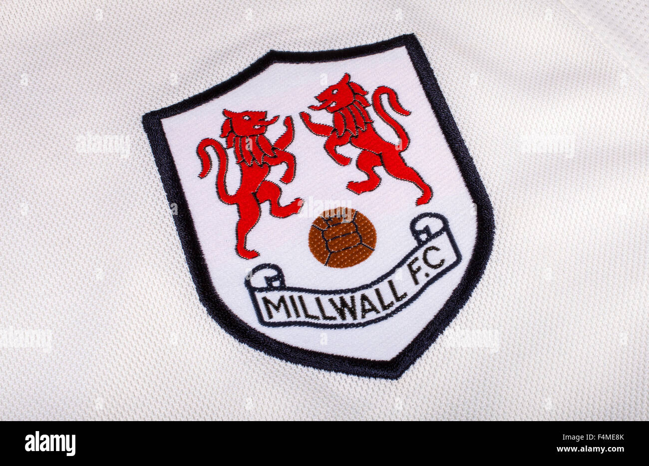 LONDON, UK - 19. Oktober 2015: Das Vereinswappen auf Millwall FC Shirt, am 19. Oktober 2015. Stockfoto