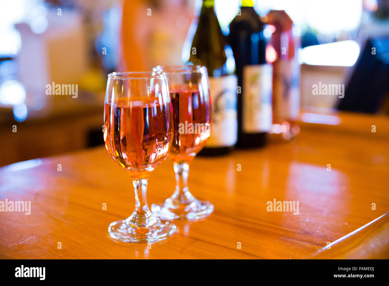 Wein Auswahl an der Bar in einem Weingut Weinproben in Oregon. Stockfoto