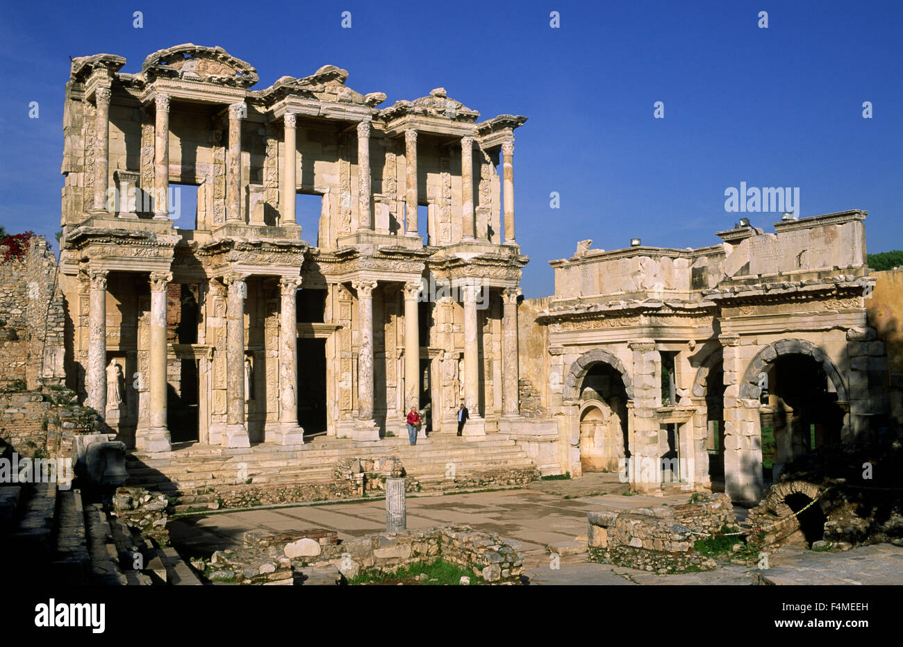 Türkei, Ephesus, Celsus-Bibliothek und Augustus-Tor Stockfoto