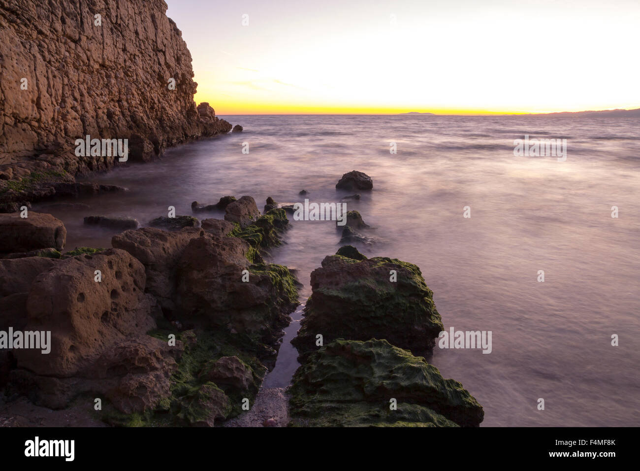 Langzeitbelichtung Schuss von einem Strand in der Nacht Stockfoto