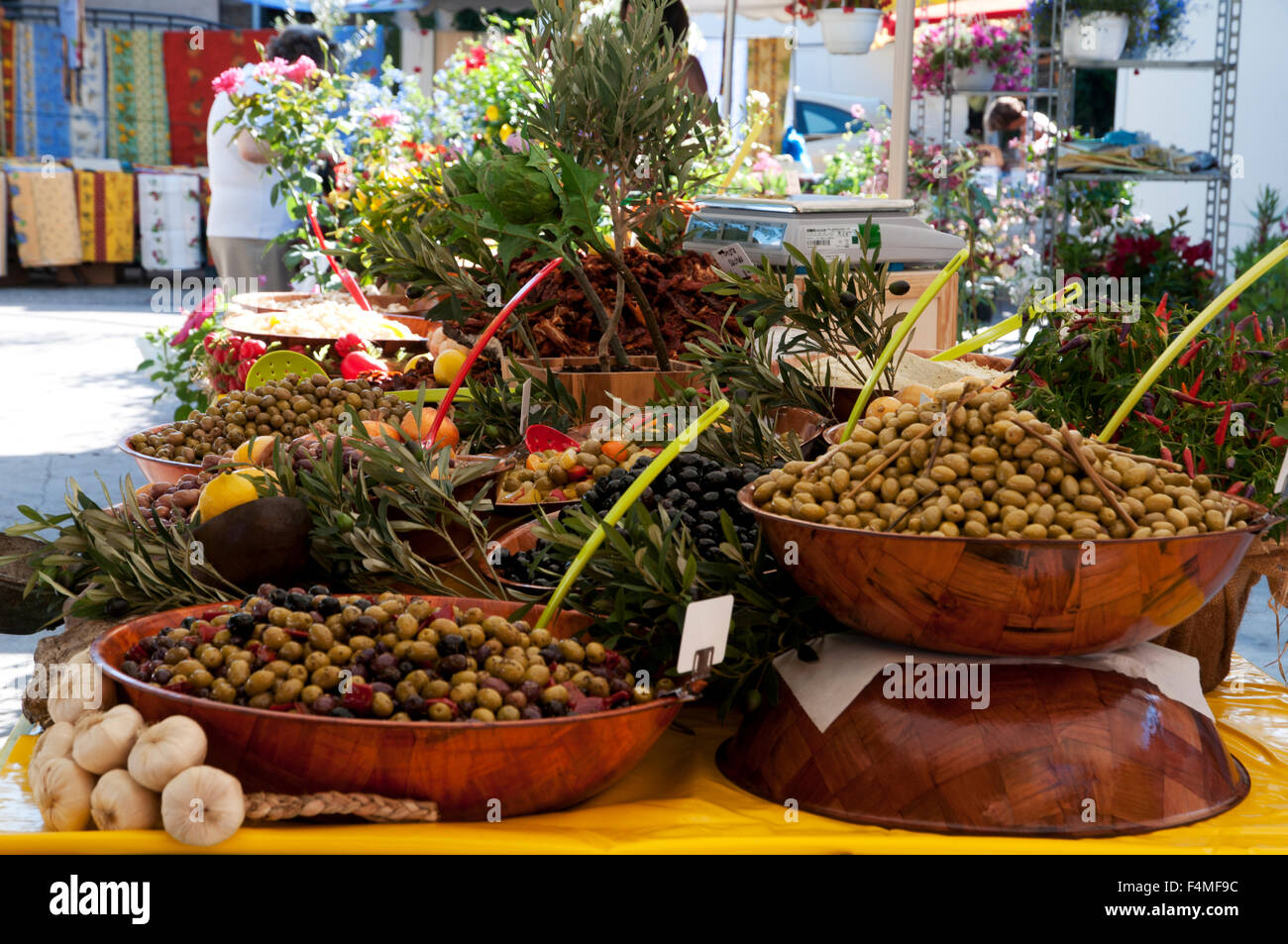 Oliven auf Marktstand in Provence Frankreich Europa Stockfoto