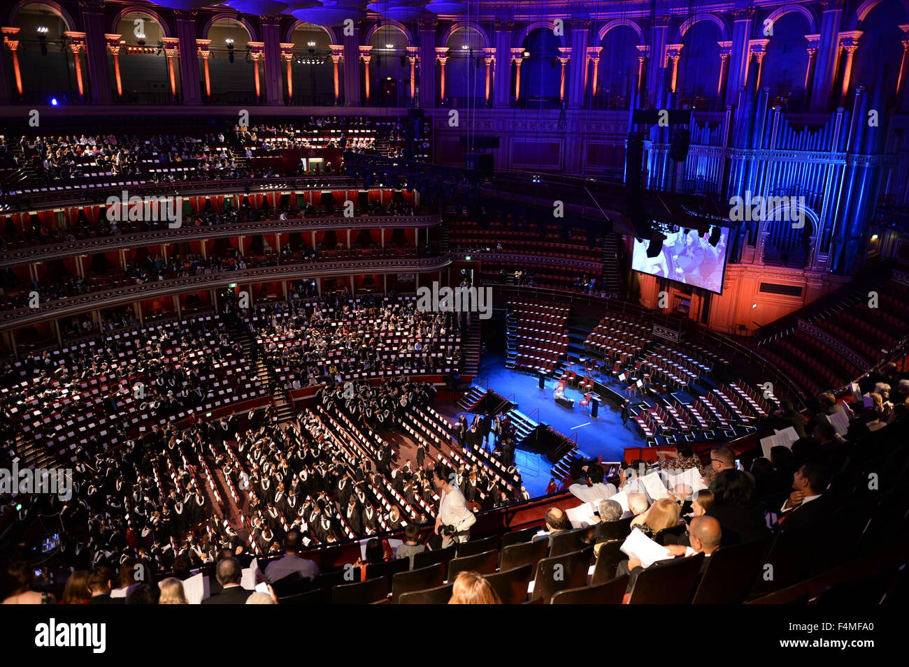 In der Royal Albert Hall Absolventen und Familien am Imperial College London Gedenktag Stockfoto