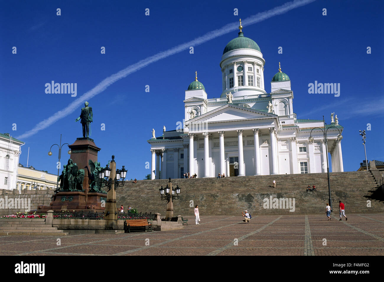 Finnland, Helsinki, Senatsplatz, Bronzestatue von Kaiser Alexander II und lutherische Kathedrale Stockfoto
