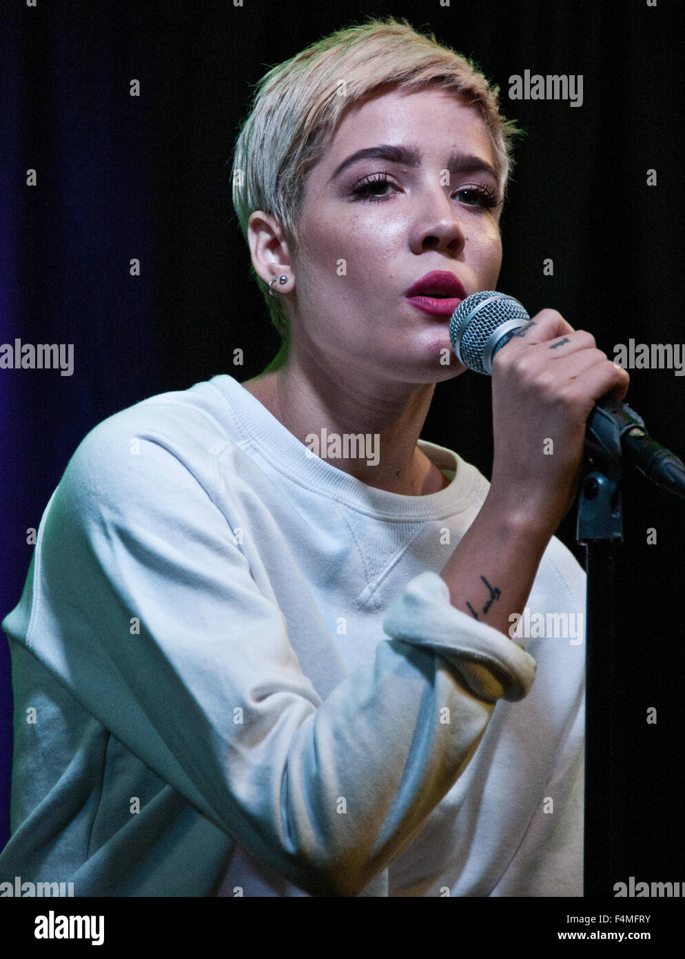 Bala Cynwyd, Pennsylvania, USA. 19. Oktober 2015. US-amerikanischer Singer-Songwriter Halsey führt auf Q102 Performance Theater am 19. Oktober 2015 in Bala Cynwyd, Pennsylvania, USA. Bildnachweis: Paul Froggatt/Alamy Live-Nachrichten Stockfoto