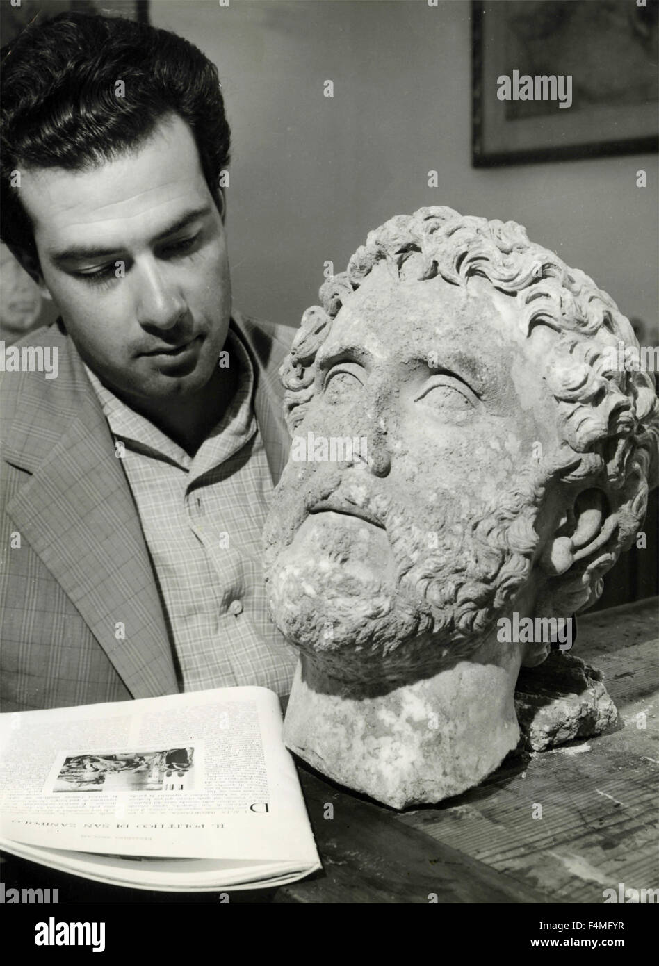 Mann mit griechische Skulptur, Italien Stockfoto