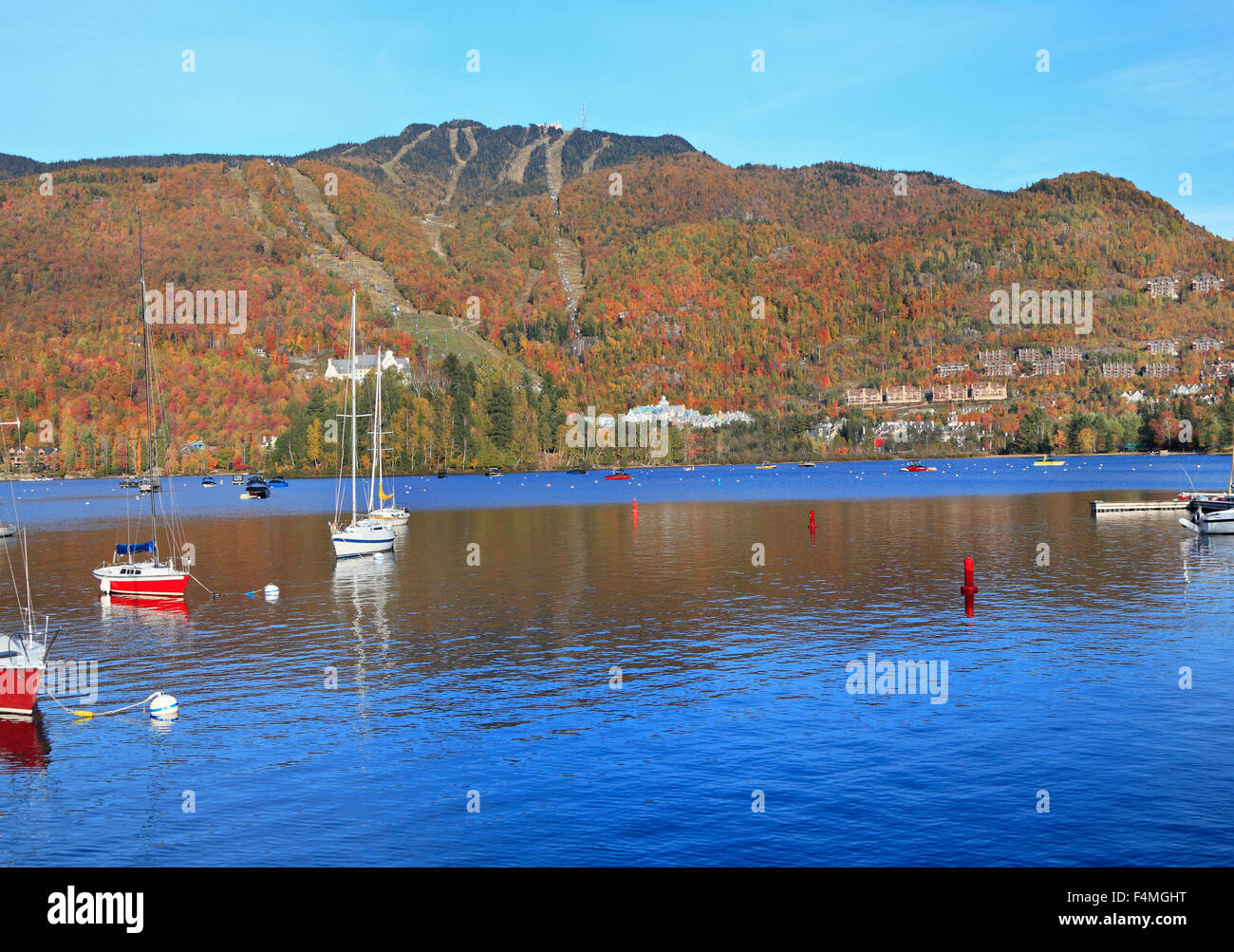 Mont Tremblant See und Dorf mit Herbstfarben, Quebec, Kanada Stockfoto