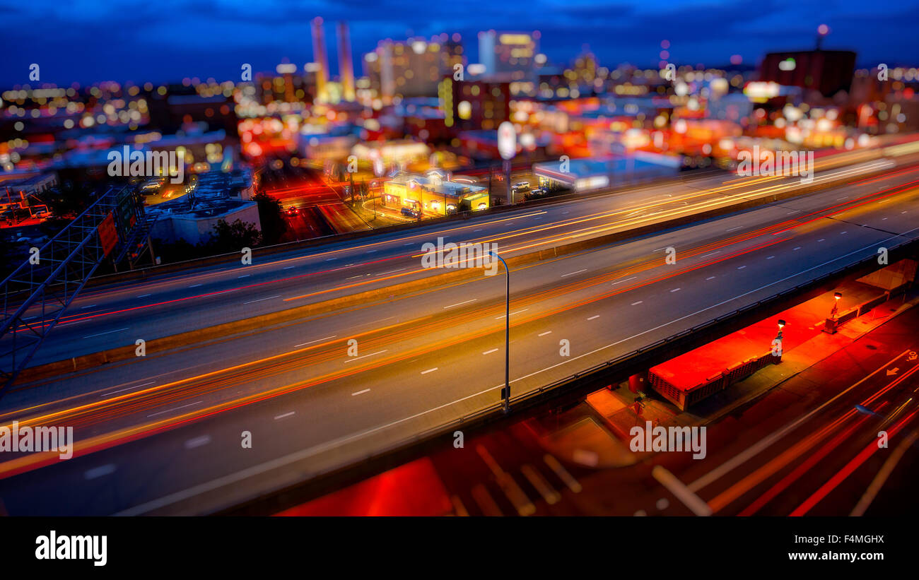 Autobahnverkehr durchläuft Spokane, Washington, als die Nacht hereinbricht Stockfoto