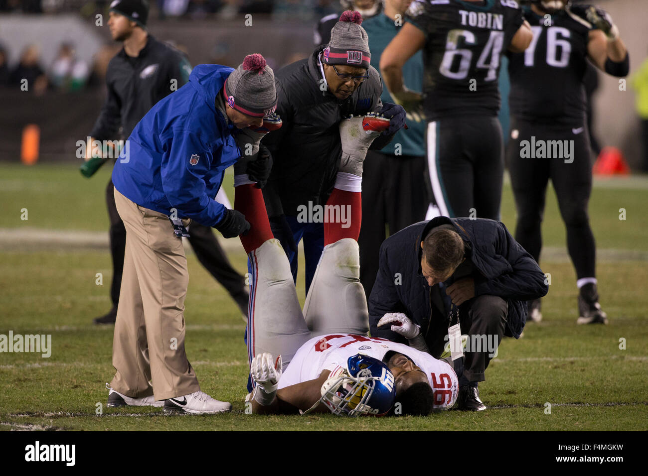 Philadelphia, Pennsylvania, USA. 19. Oktober 2015. New York Giants defensive Tackle Johnathan Hankins (95) wird von den Team-Beamten während der NFL-Spiel zwischen den New York Giants und die Philadelphia Eagles am Lincoln Financial Field in Philadelphia, Pennsylvania angeschaut. Die Philadelphia Eagles gewann 27-7. Christopher Szagola/CSM/Alamy Live-Nachrichten Stockfoto