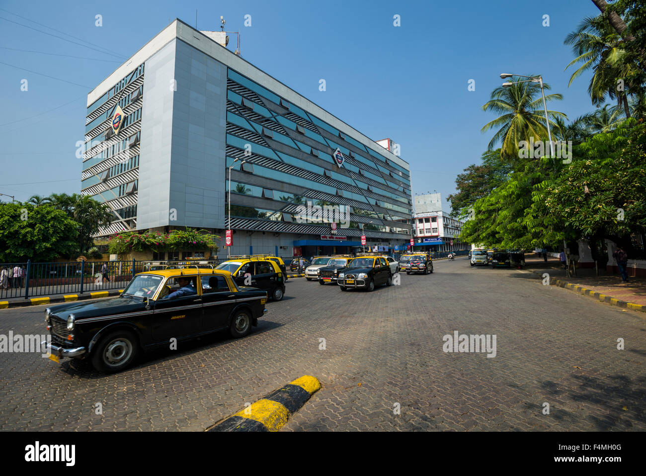 Das moderne Gebäude der curchgate Bahnhof ist einer der beiden Bahnhöfe in colaba Stockfoto
