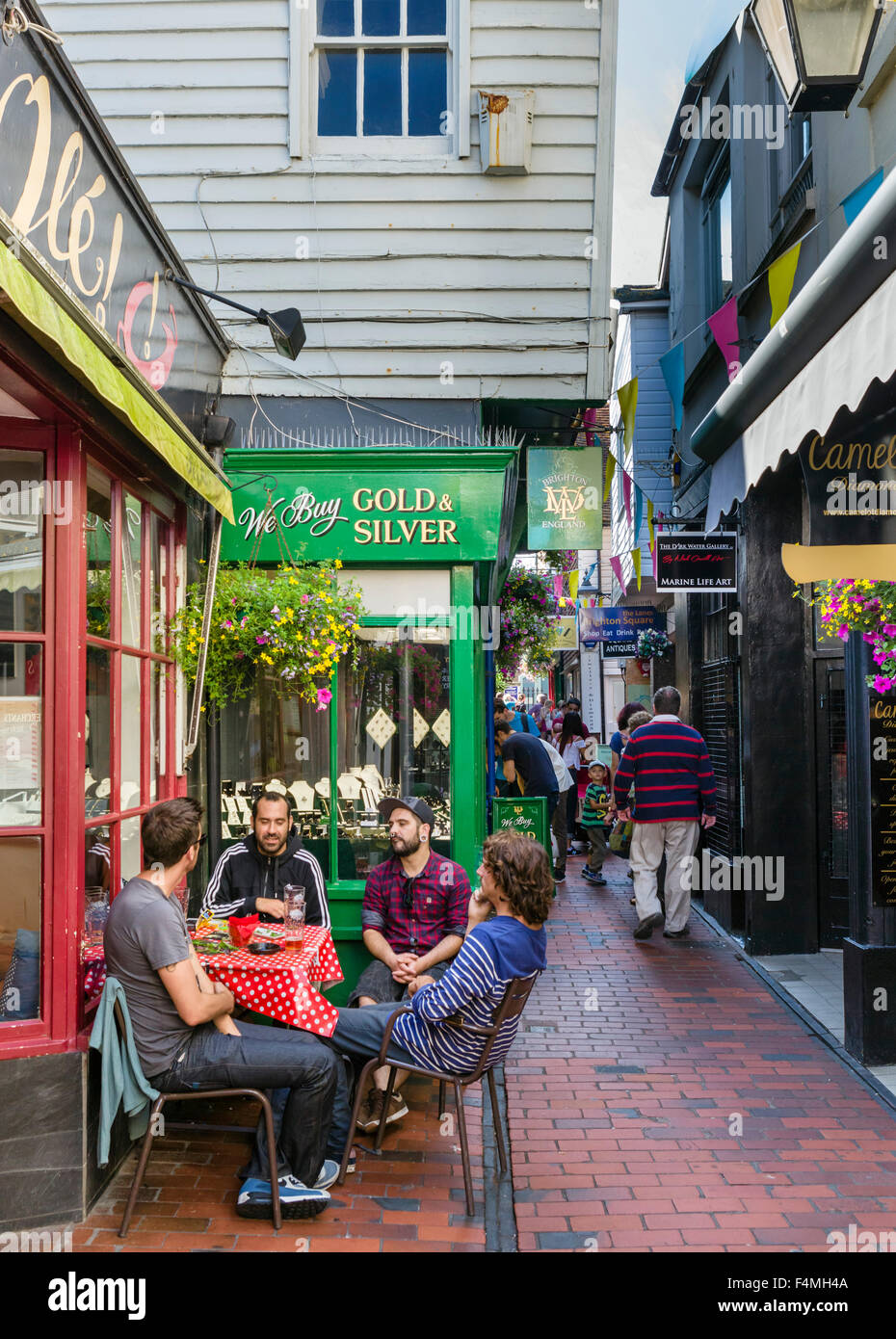 Cafe und Schmuck Geschäfte auf Meeting House Lane in The Lanes Fläche von Brighton, East Sussex, England, UK Stockfoto