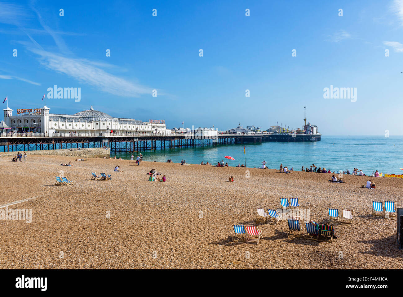 Der Strand und die Seebrücke in späten Nachmittagssonne, Brighton, East Sussex, England, UK Stockfoto