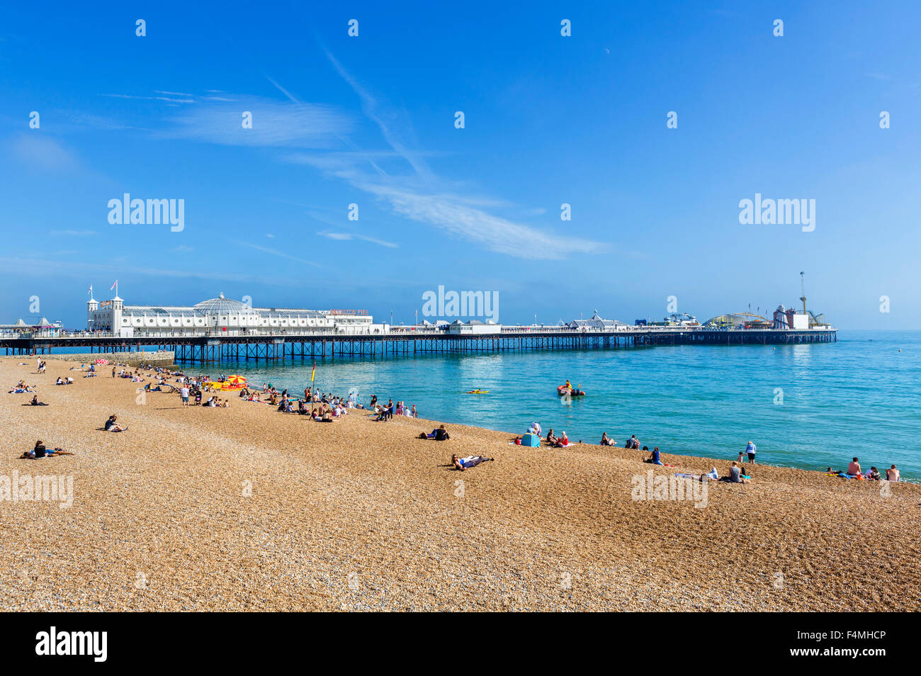 Brighton, UK. Der Strand und die Seebrücke in späten Nachmittagssonne, Brighton, East Sussex, England, UK Stockfoto