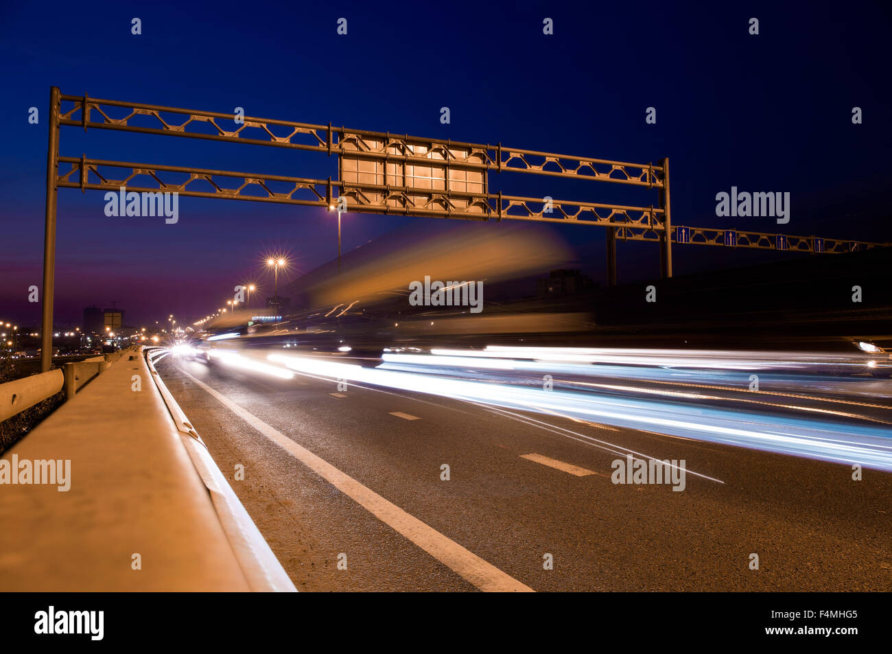 Lichtspuren in der Nacht auf der Autobahn M5 in der Nähe von Moskau in Russland Stockfoto