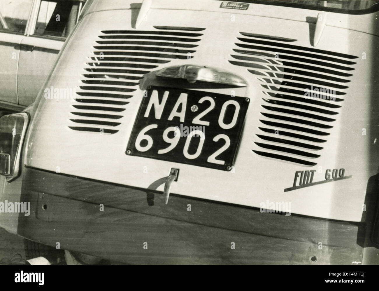 Fiat 600 Auto mit Nummernschild-Neapel, Italien Stockfoto