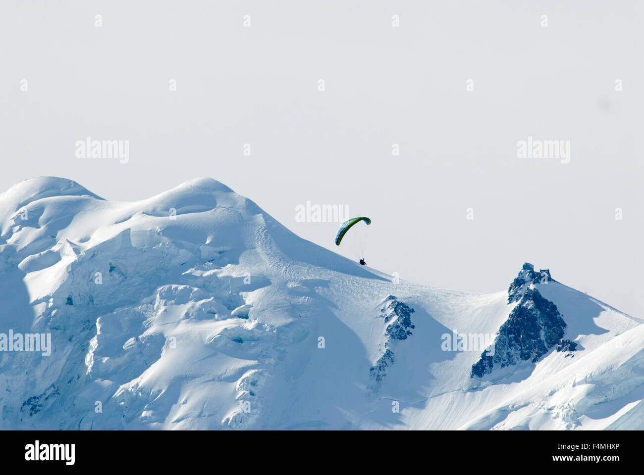 Para-Gleiter schweben über dem Gletscher und Schnee verkleidet Flanken des Mt-Blanc-Massiv Stockfoto Para-Gleiter schweben über dem Gletscher und Schnee verkleidet Flanken des Mt-Blanc-Massiv Stockfoto