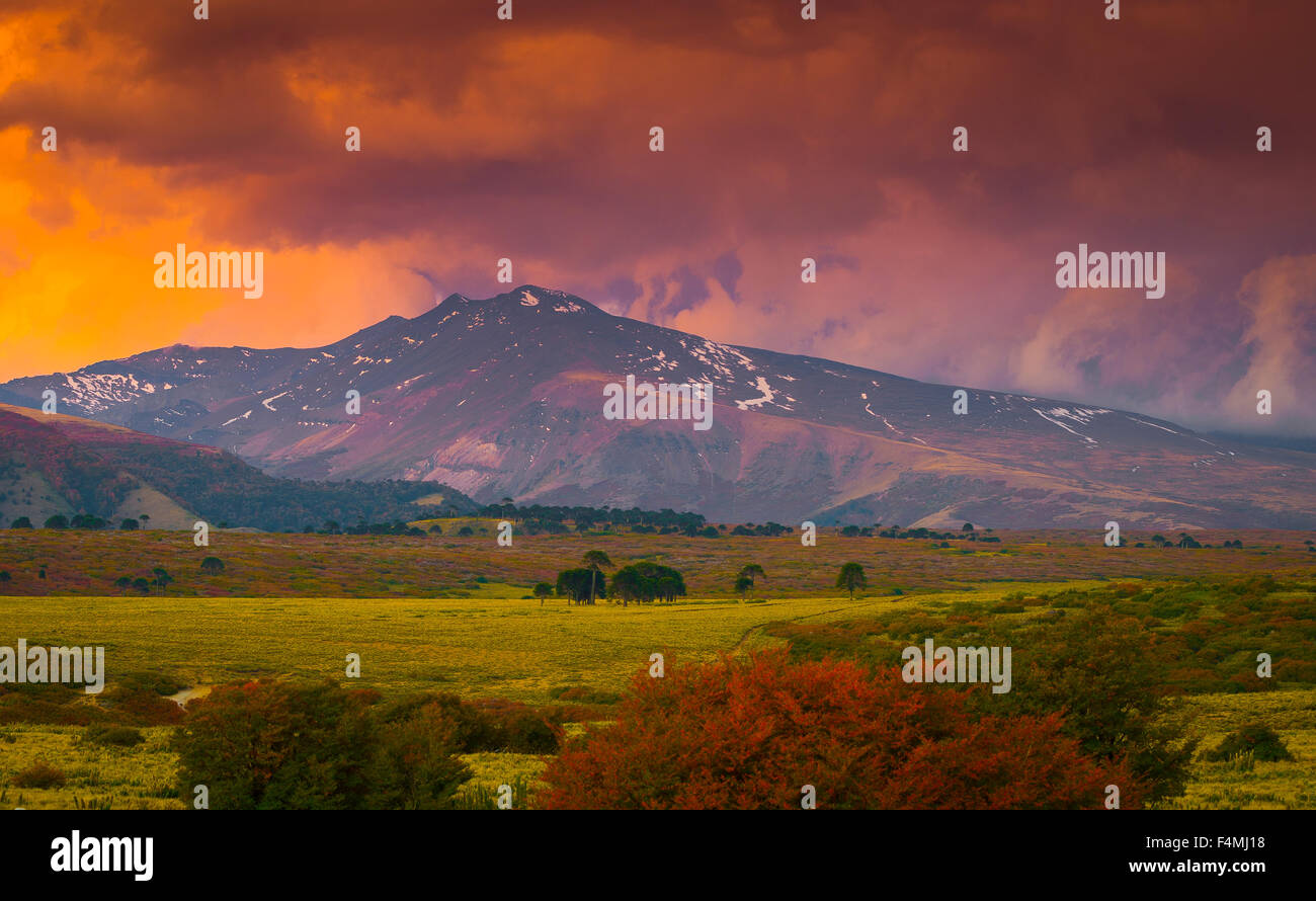 Die Berge im Sonnenuntergang, araucania, Pino Hachado, Grenze, Chile, Region de la Araucania. Herbst in araucaria, Chile Stockfoto