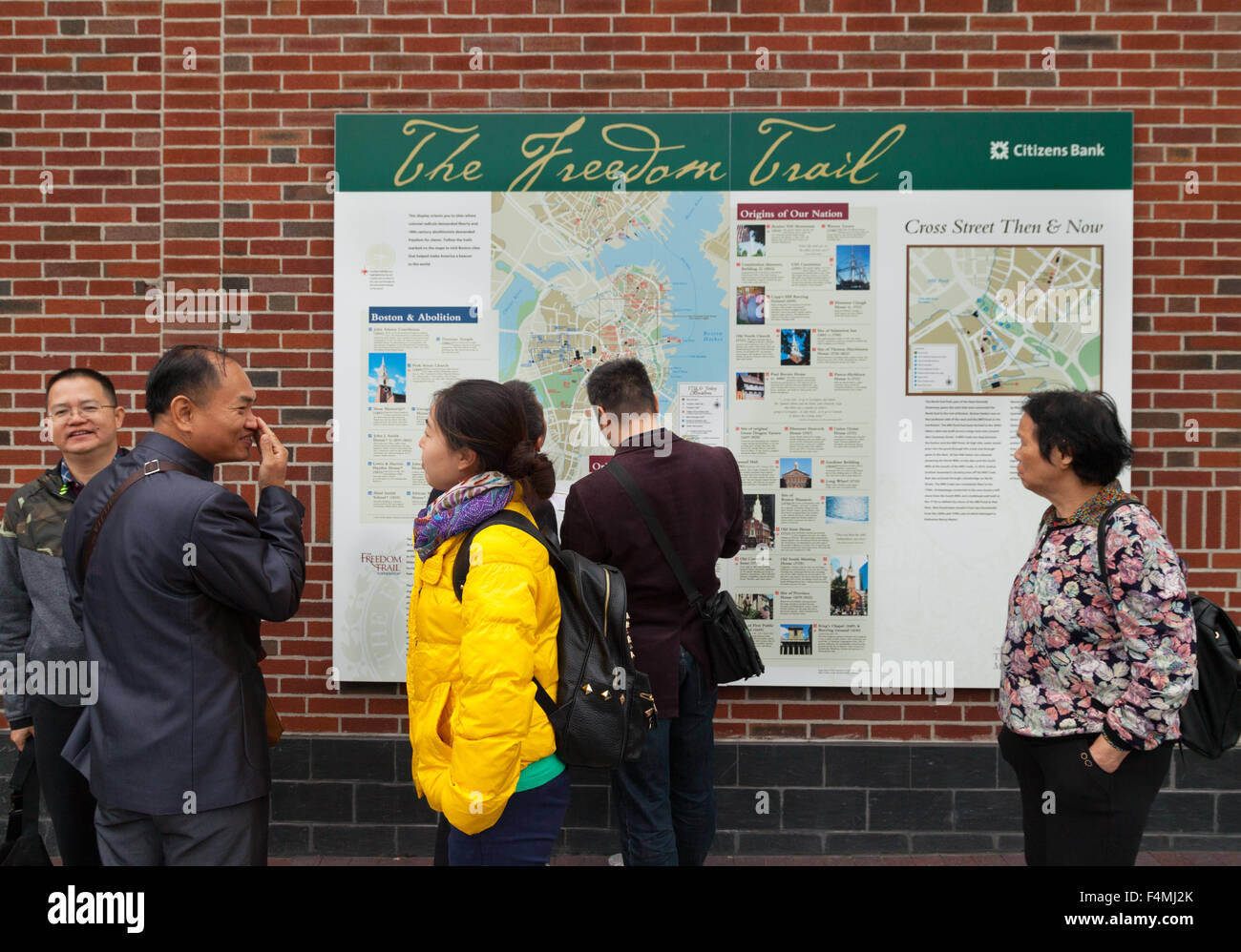 Chinesische Touristen zu Fuß den Freedom Trail, Boston, Massachusetts, USA Stockfoto